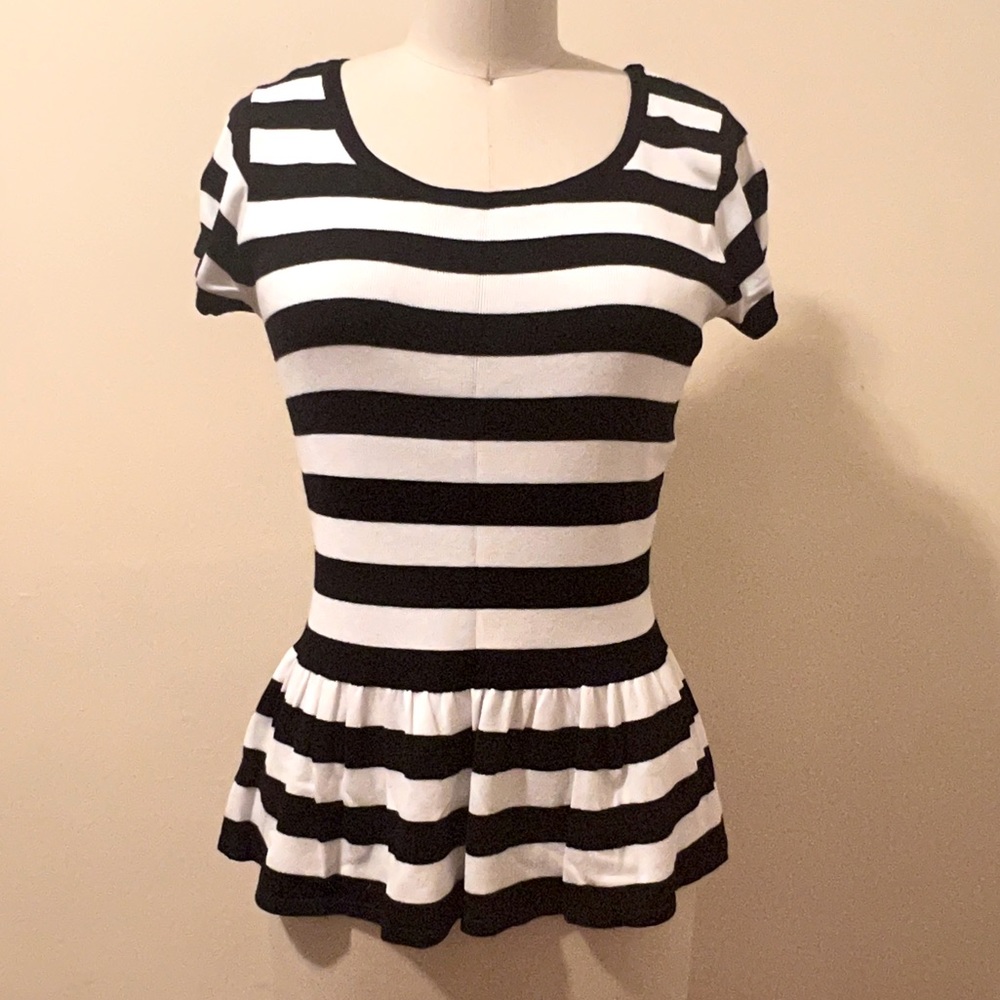 New Guess knit top - Size M